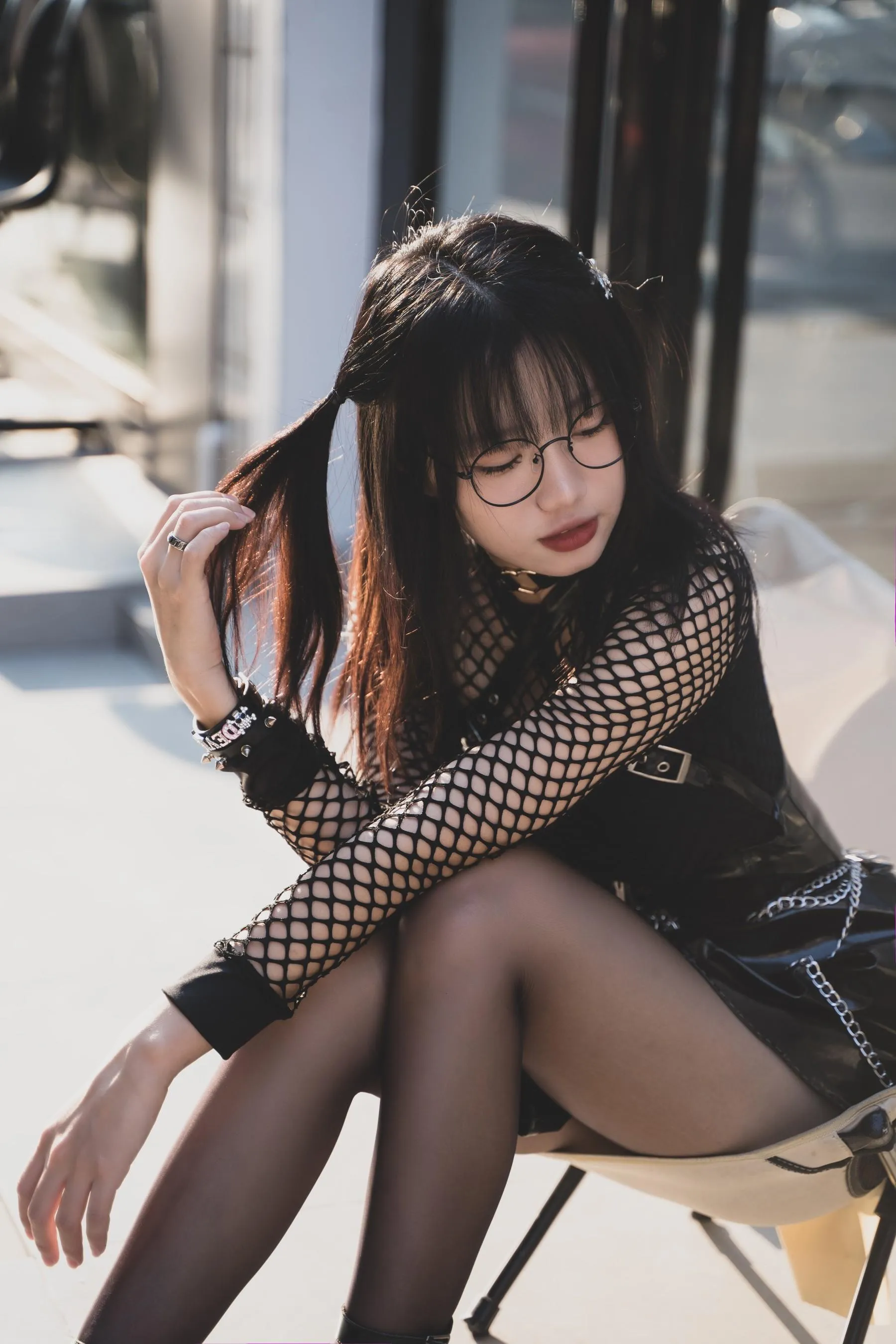 柒柒要乖哦 – NO.18 街拍黑皮裙 [18P]插图1